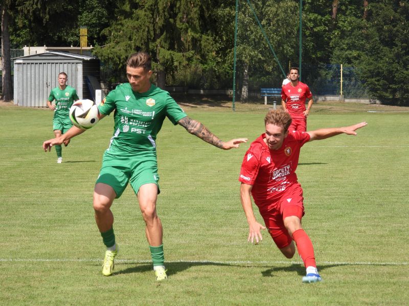 Na zdjęciu walka o piłkę na boisku podczas meczu sparingowego RKS Lechia