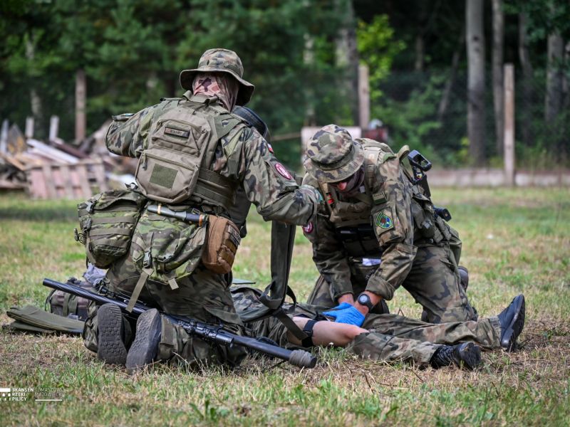 Na zdjęciu inscenizacja podczas pikniku militarnego w Skansenie. Żołnierze w akcji ratowania rannego kolegi