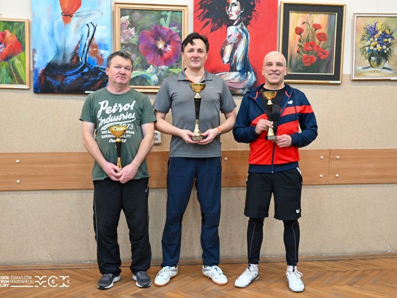 Na zdjęciu zwycięzcy zawodnicy turnieju tenisa stołowego w MCK Za Pilicą