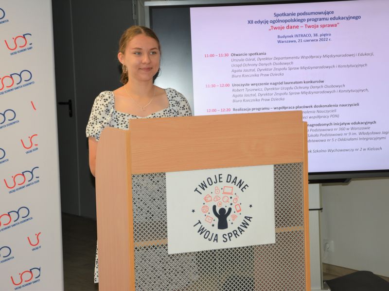 Na zdjęciu Natalia Kozar laureatka konkursu UODO przy mównicy