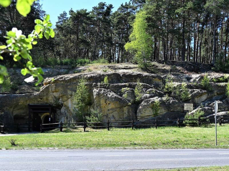 Na zdjęciu Groty Nagórzyckie - Podziemna Trasa Turystyczna - wejście główne