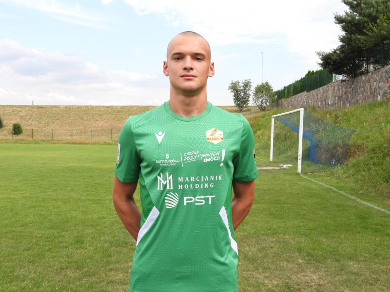Na zdjęciu nowy zawodnik RKS Lechii. Pozuje w barwach klubowych na boisku