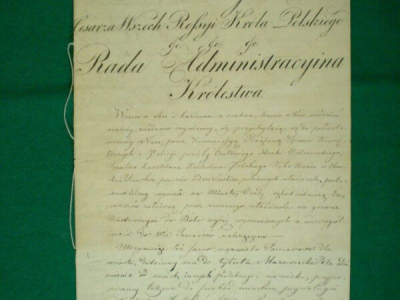 Zdjęcie przedstawia odpis aktu nadania Tomaszowowi mazowieckiemu praw miejskich. Na zdjęciu na papierze odręczny krój pisma z treścią aktu.