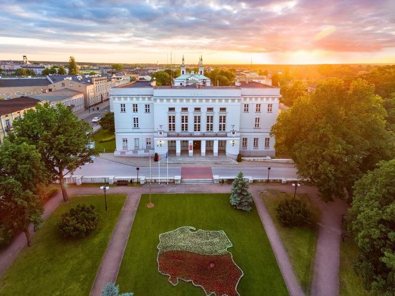 Na zdjęciu budynek Urzędu Miasta w Tomaszowie Mazowieckim widziany z lotu ptaka
