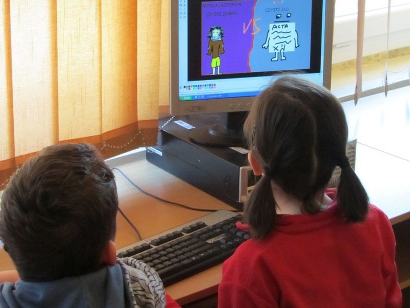 Na zdjęciu uczniowie korzystający z komputerowych programów edukacyjnych