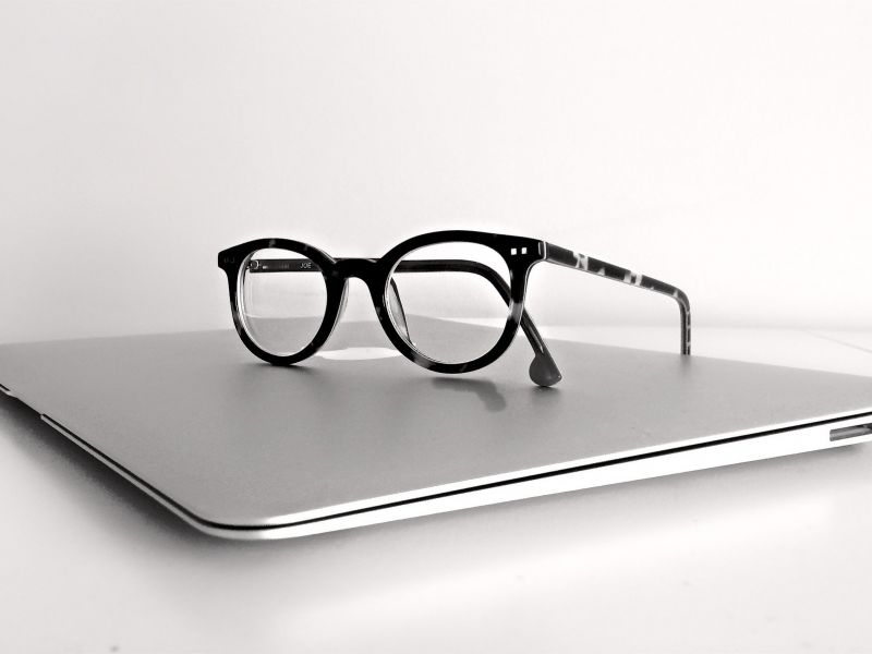 Na zdjęciu laptop, na laptopie okulary