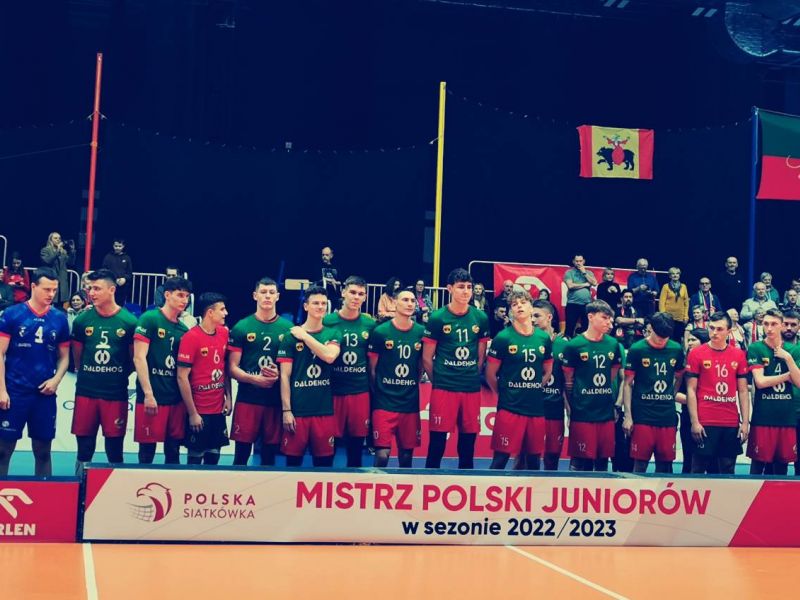 Na zdjęciu druzyny siatkarskie na podium Mistrzostw Polski Juniorów w Arenie Lodowej w Tomaszowie Mazowieckim