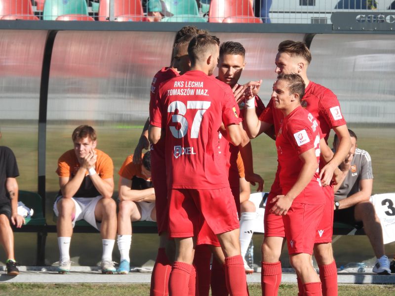 Na zdjęciu piłkarze Lechii na boisku przed bramką druzyny z piłkarzami rezerwowymi