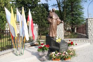 Uroczyste odsłonięcie pomnika św. Antoniego,  patrona miasta i powiatu