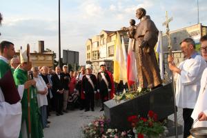 Uroczyste odsłonięcie pomnika św. Antoniego,  patrona miasta i powiatu