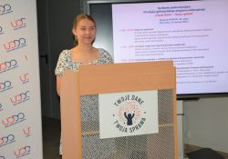 Na zdjęciu Natalia Kozar laureatka konkursu UODO przy mównicy