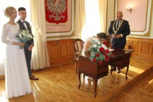 Prezydent miasta udzielił ślubu trzem młodym parom