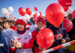 Na zdjęciu uczestnicy Biegu Niepodległości z biało-czerwonymi balonami