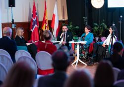 Na zdjęciu konferencja podsumowująca projekty z funduszów norweskich. Widać uczestników panelu tematycznego oraz słuchaczy