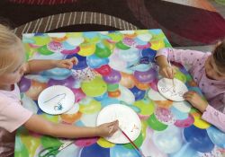 Na zdjęciu para dzieciaków podczas zajęć plastycznych w Miejskim Centrum Kultury