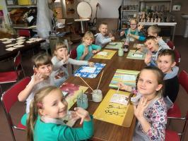 Dzieci na warsztatach ceramiczno-muzycznych